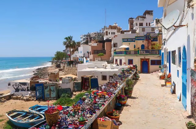 Ruelle colorée de Taghazout au bord de l’océan